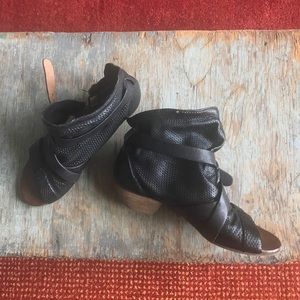 Miz Moose Cassidy Sandals - like new!